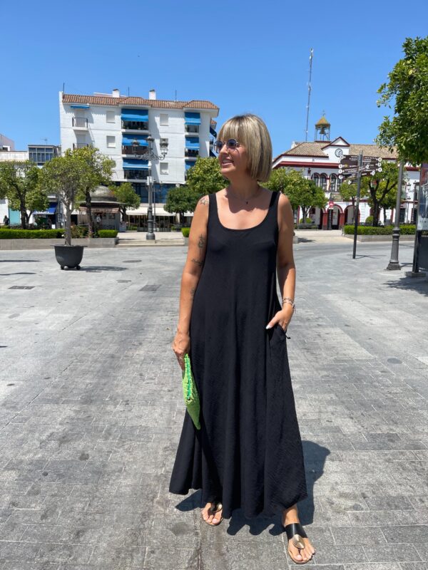 Vestido básico bolsillos negro.