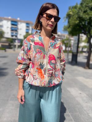 Chaqueta bomber estampado bordado.