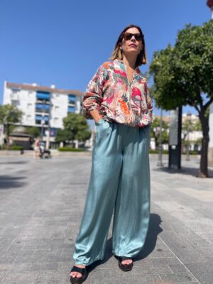 Pantalón satinado verde turquesa.