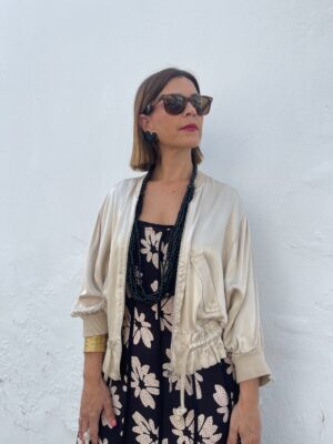 Bomber satinada beige.