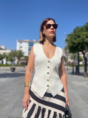 Chaleco clásico botones dorados (beige).