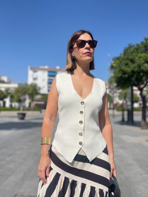 Chaleco clásico botones dorados (beige).