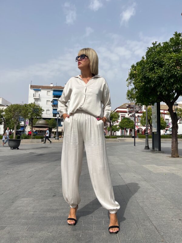 Pantalón satinado con puño (beige). - Imagen 3