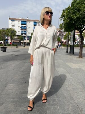 Pantalón satinado con puño (beige).