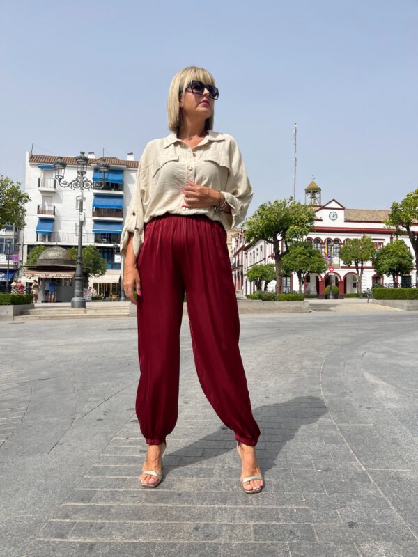 Pantalón satinado con puño (burdeos).