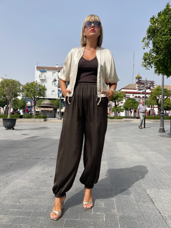 Pantalón satinado con puño (marrón). - Imagen 3