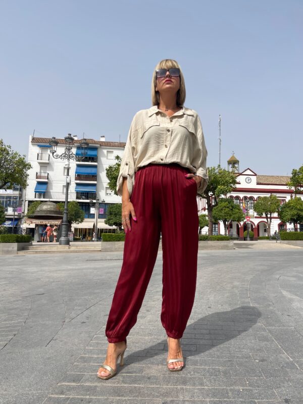 Pantalón satinado con puño (burdeos). - Imagen 3