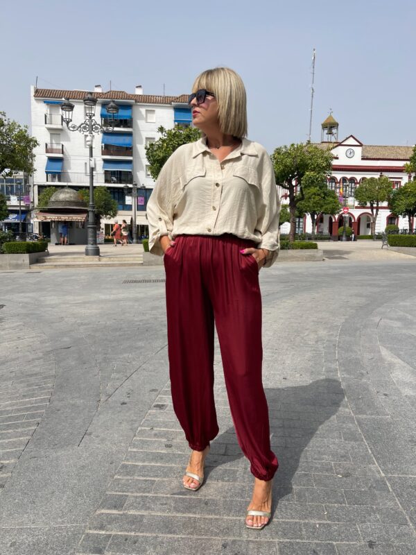 Pantalón satinado con puño (burdeos). - Imagen 4