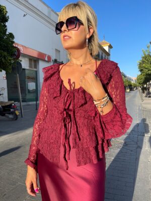 Rebeca calada volantes burdeos.