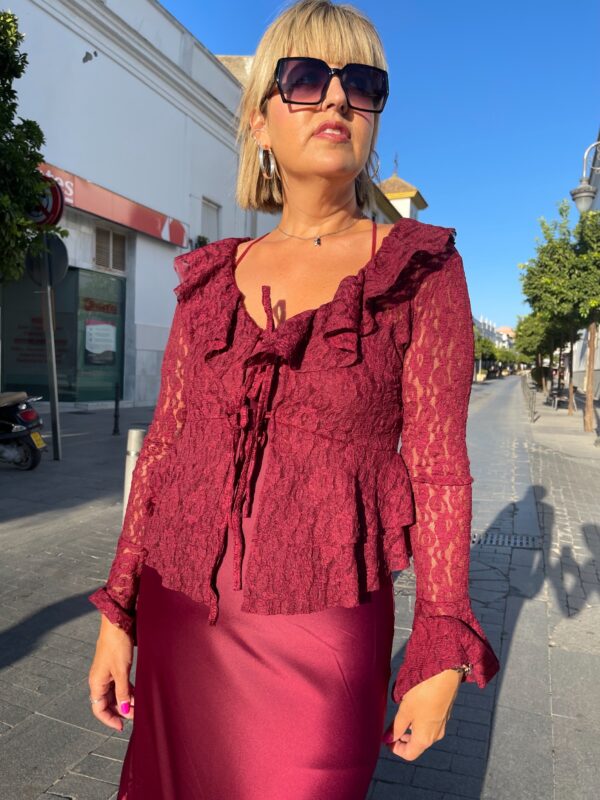 Rebeca calada volantes burdeos. - Imagen 3