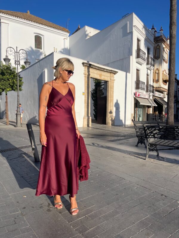 Vestido satinado Supremme burdeos. - Imagen 4