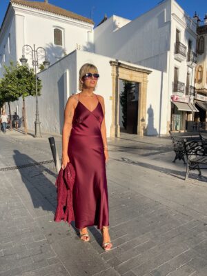 Vestido satinado Supremme burdeos.