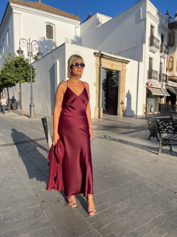 Vestido satinado Supremme burdeos.