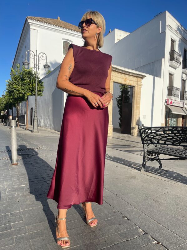 Falda satinada Supremme burdeos. - Imagen 5
