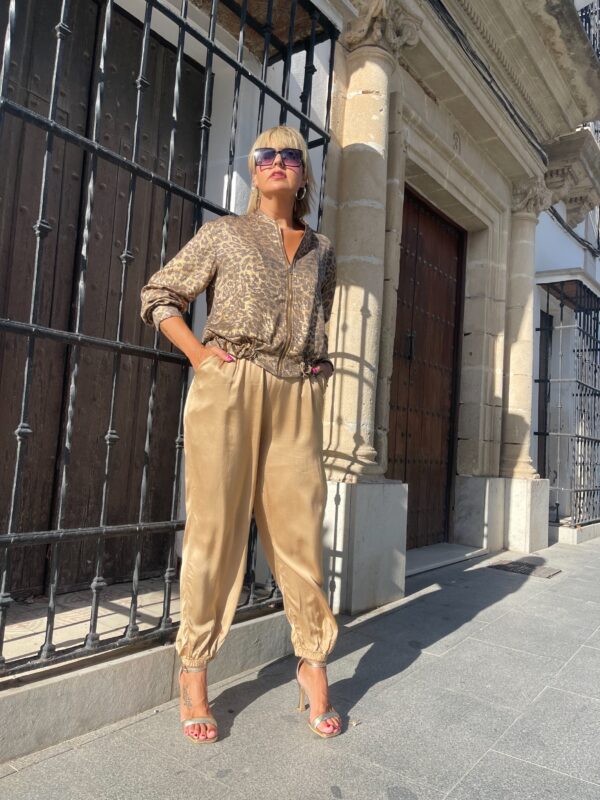 Pantalón satinado puño (camel-dorado). - Imagen 4
