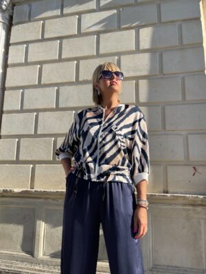 Bomber animal print azul marino.