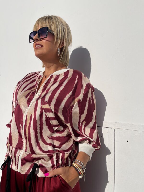 Bomber animal print burdeos. - Imagen 3