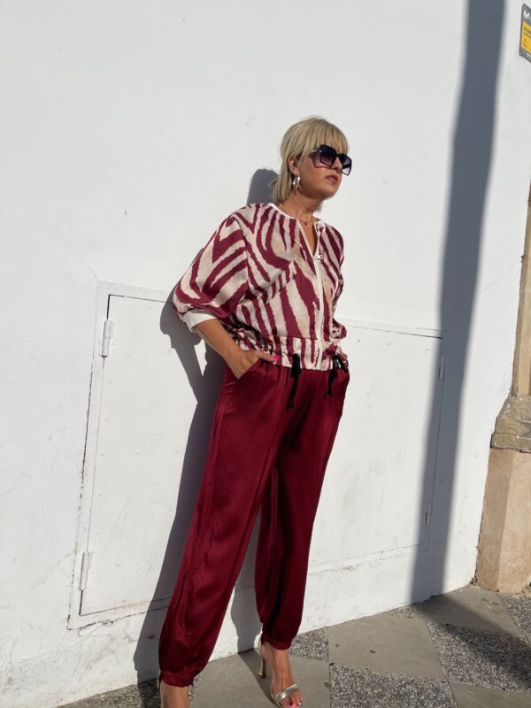 Pantalón satinado con puño (burdeos). - Imagen 4