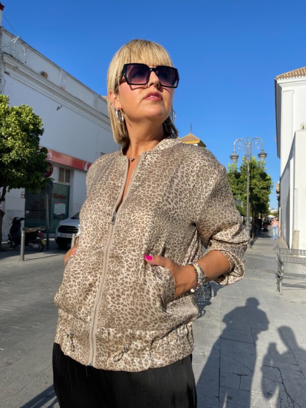 Bomber animal print micro leopardo. - Imagen 3