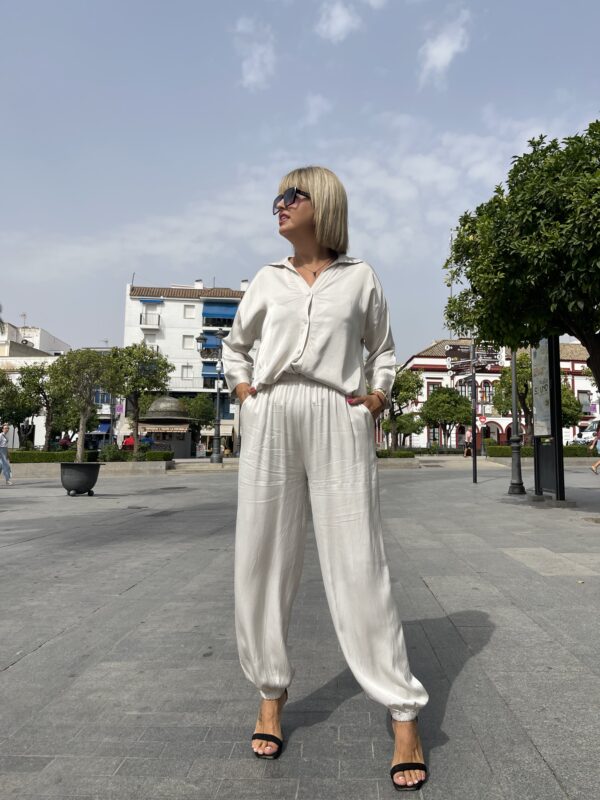 Pantalón satinado con puño (beige). - Imagen 4