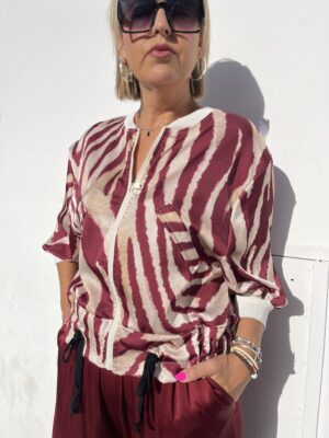 Bomber animal print burdeos.