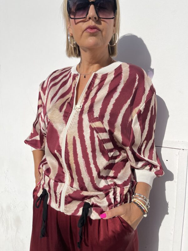 Bomber animal print burdeos.