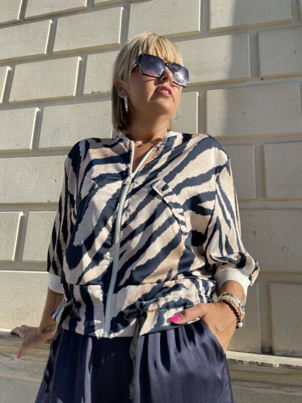 Bomber animal print azul marino. - Imagen 5