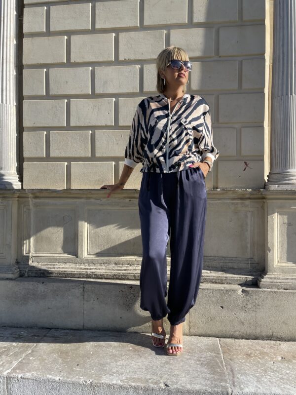 Bomber animal print azul marino. - Imagen 6