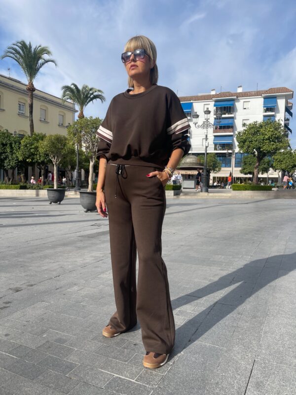 Conjunto Urban Easy marrón.