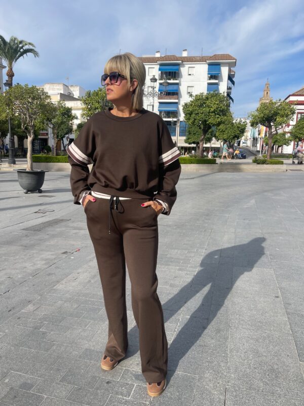 Conjunto Urban Easy marrón. - Imagen 2