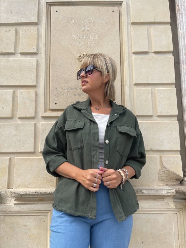 Sobre camisa denim verde. - Imagen 3