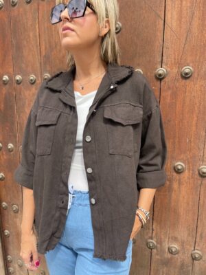 Sobre camisa denim marrón.