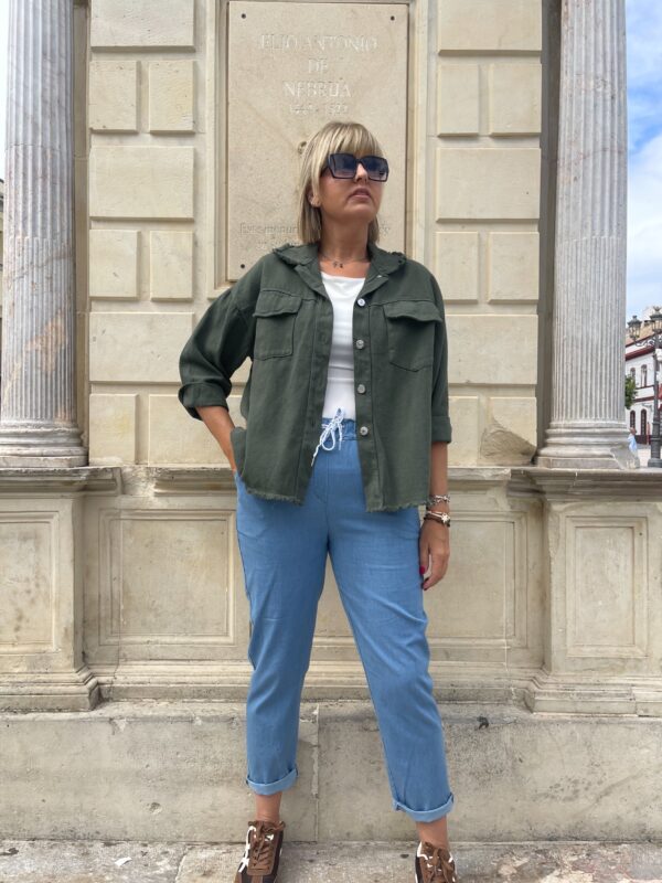 Sobre camisa denim verde. - Imagen 4