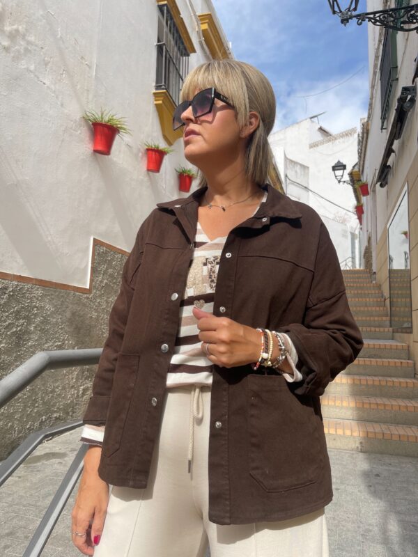 Sobre camisa denim bolsillos marrón. - Imagen 3
