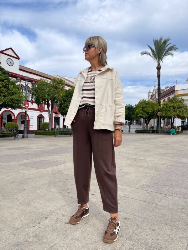 Sobre camisa denim bolsillos beige. - Imagen 4