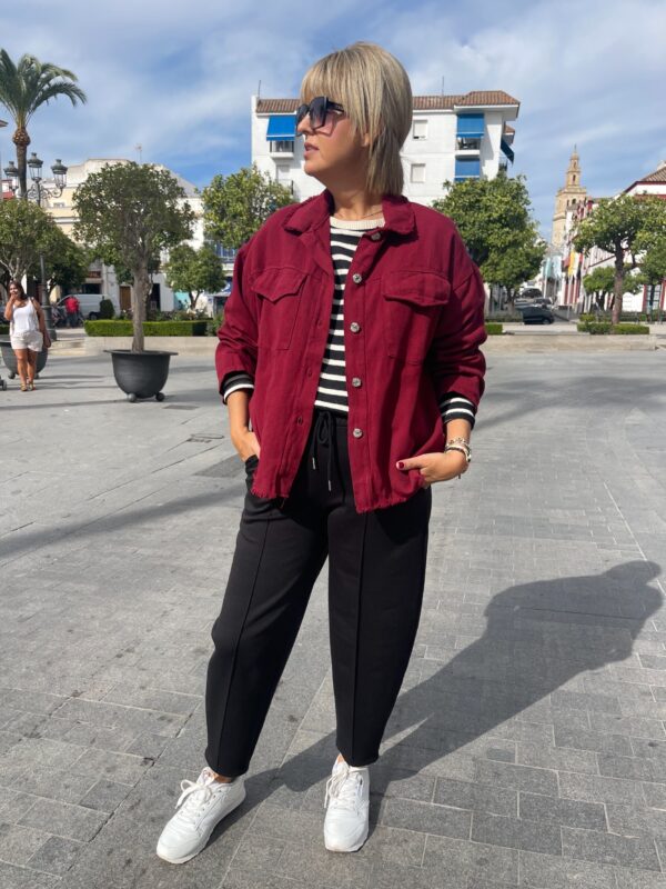 Sobre camisa denim burdeos. - Imagen 2