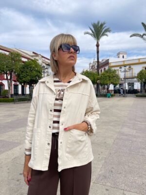 Sobre camisa denim bolsillos beige.