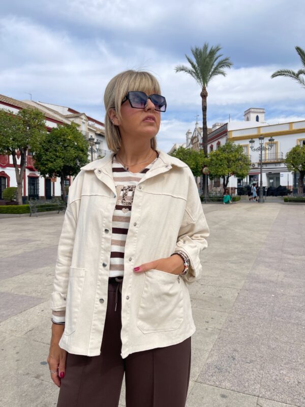 Sobre camisa denim bolsillos beige.