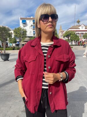 Sobre camisa denim burdeos.