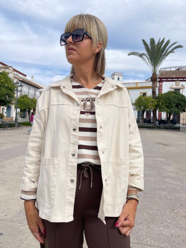 Sobre camisa denim bolsillos beige. - Imagen 2
