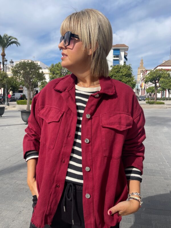 Sobre camisa denim burdeos. - Imagen 3