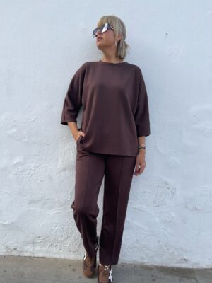 Conjunto Soft Glow marrón.