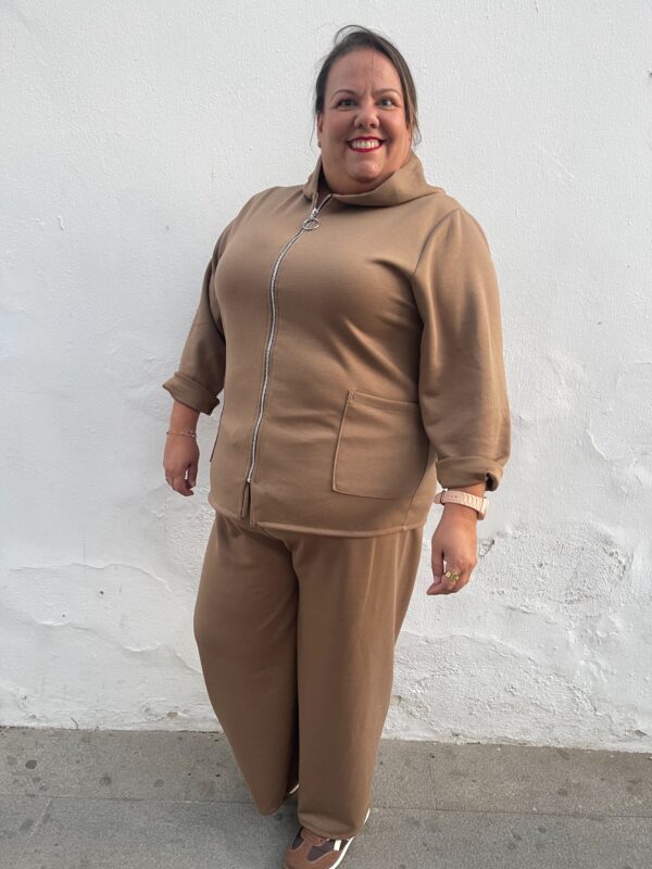 Conjunto sport center camel. - Imagen 2