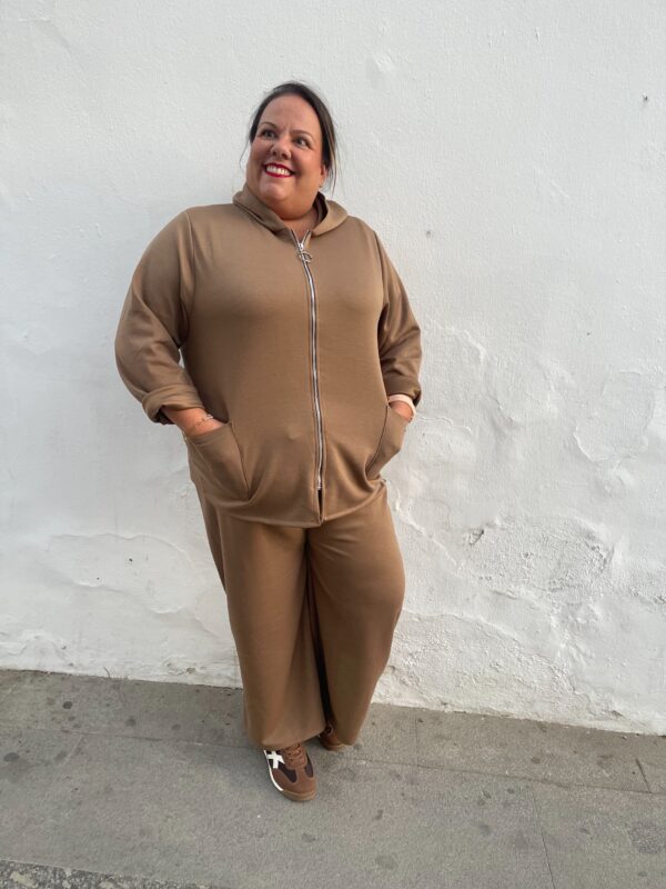 Conjunto sport center camel.