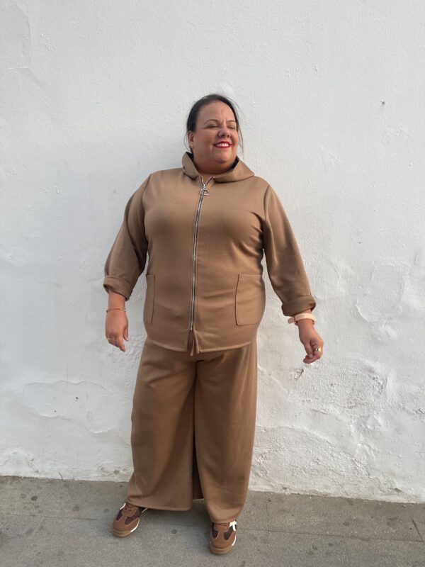 Conjunto sport center camel. - Imagen 4