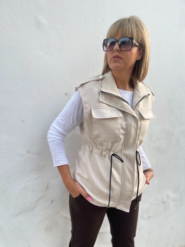 Chaleco Safari beige. - Imagen 2