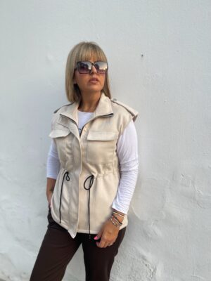 Chaleco Safari beige.
