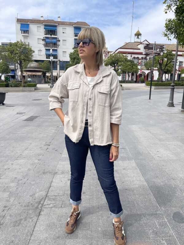 Sobre camisa denim beige. - Imagen 4