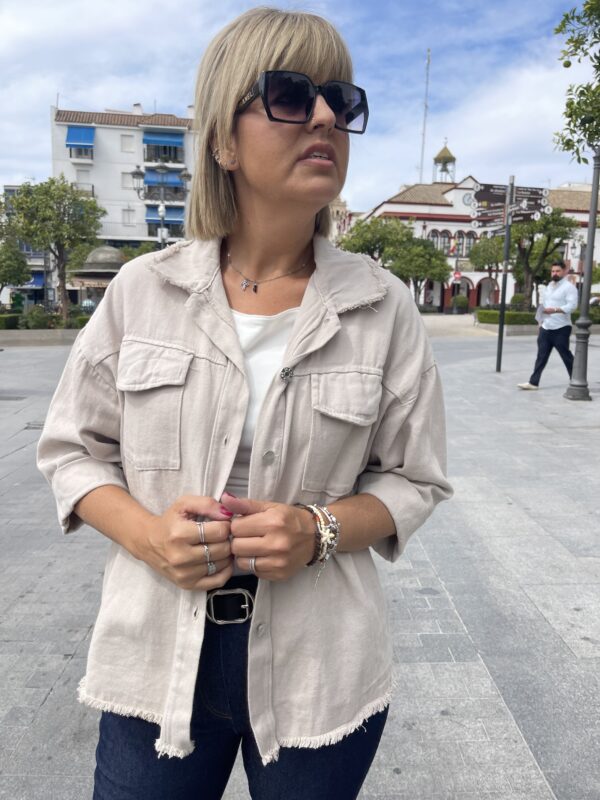 Sobre camisa denim beige.