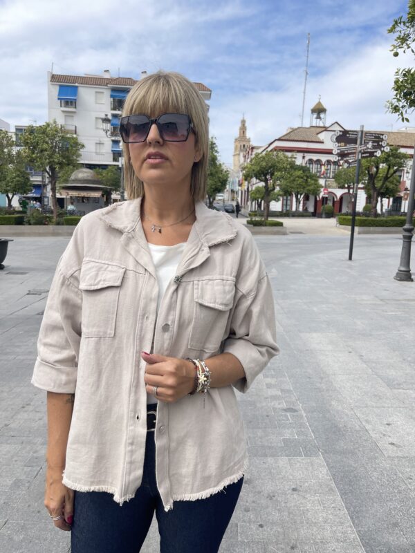 Sobre camisa denim beige. - Imagen 2